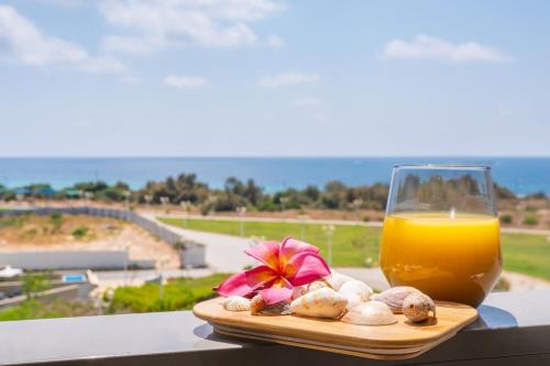 Instalaciones, Vibrant Seaside Stay with Balcony by Sea N' Rent in Nahariya