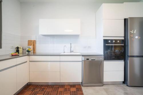 Instalaciones, Vibrant Seaside Stay with Balcony by Sea N' Rent in Nahariya