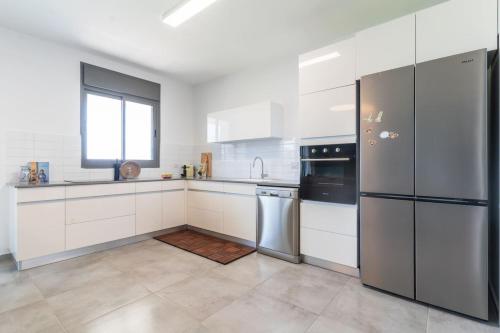 Instalaciones, Vibrant Seaside Stay with Balcony by Sea N' Rent in Nahariya