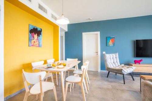 Instalaciones, Vibrant Seaside Stay with Balcony by Sea N' Rent in Nahariya
