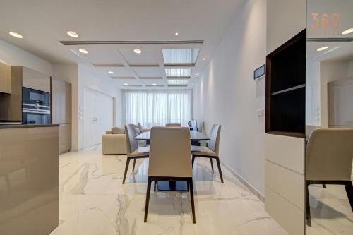 1BR on the Sliema Tigne waterfront with Terrace by 360 Estates, Sliema (zdjęcie 8)