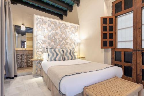 Six-Bedroom House image 7