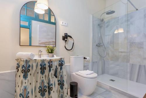 Six-Bedroom House image 4