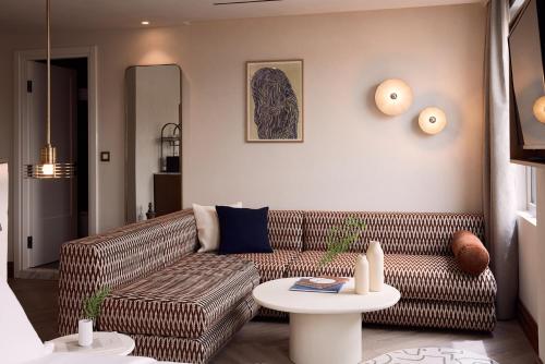 Junior Suite with Acropolis View image 8