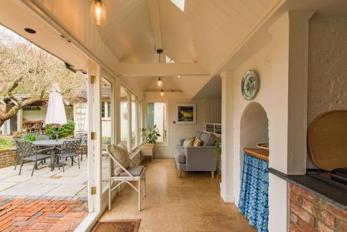 Kitchen, Water Farm House by Keepers Cottages in Stowting