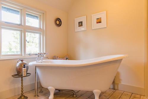 Bathroom, Water Farm House by Keepers Cottages in Stowting