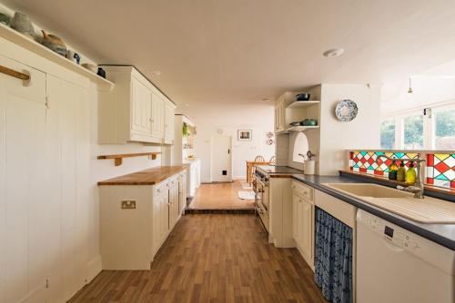 Kitchen, Water Farm House by Keepers Cottages in Stowting