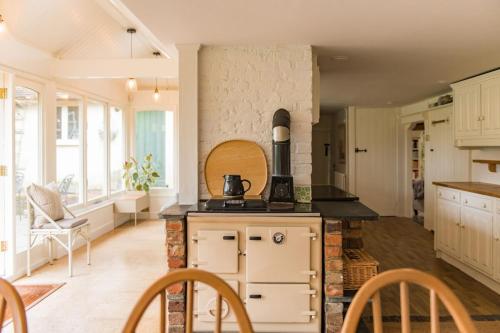 Kitchen, Water Farm House by Keepers Cottages in Stowting