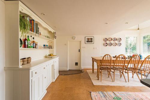 Kitchen, Water Farm House by Keepers Cottages in Stowting