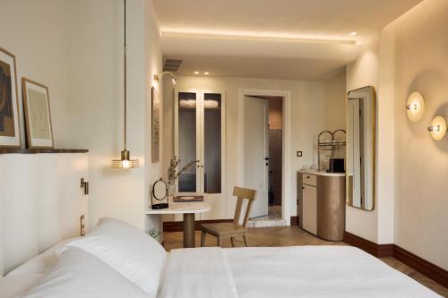Deluxe Double Room with Acropolis View image 2