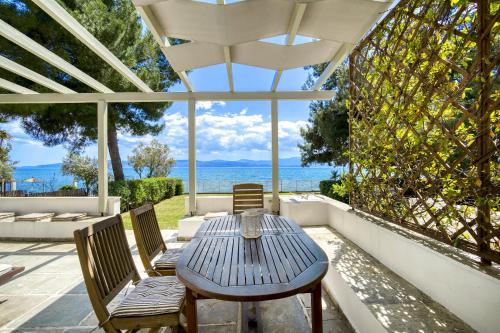 Salt & Stone Beachfront Retreat by Estia, Eretria (photo 6)