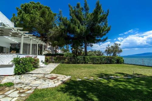 Salt & Stone Beachfront Retreat by Estia, Eretria (photo 7)