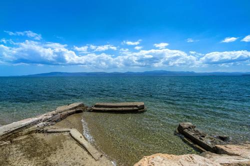 Salt & Stone Beachfront Retreat by Estia, Eretria (photo 8)