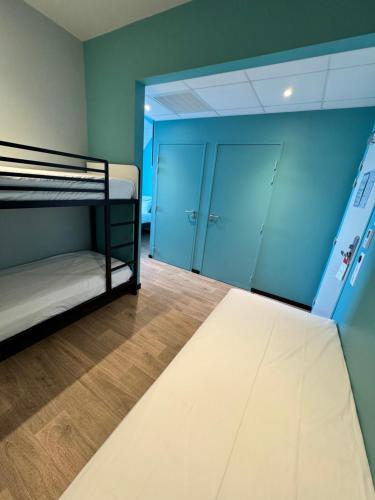 1 double bed, 2 twin beds, 1 bunk bed