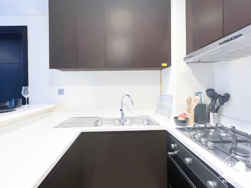 Luxury 2BR in Merano Tower Panoramic City Views, Dubai (Foto 10)