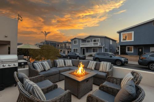 Sandy by AvantStay Oceanview Steps to Beach Patio w Fire Pit Dining Area