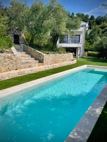 Villa contemporaine avec piscine