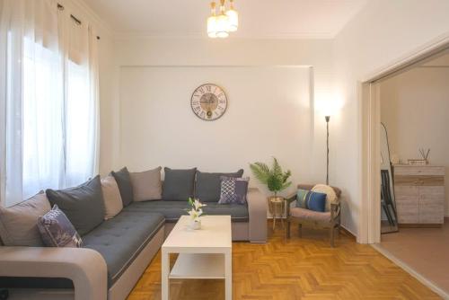 Spacious Sunny Apartment, Афины