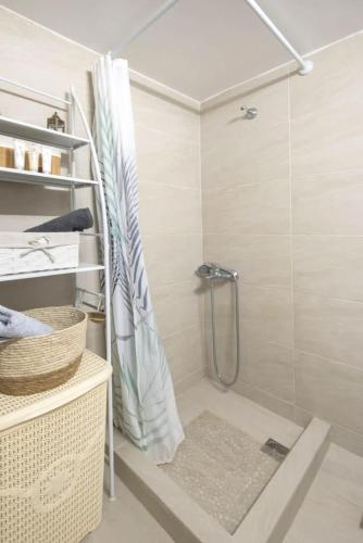 Spacious Sunny Apartment, Афины (фото 4)