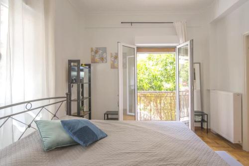 Spacious Sunny Apartment, Афины (фото 7)