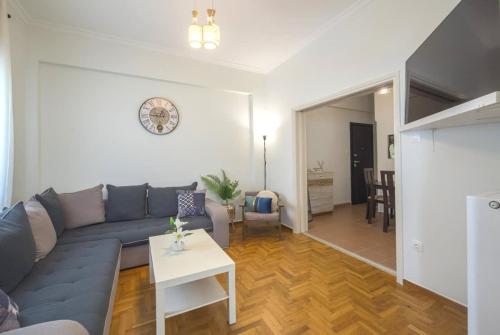 Spacious Sunny Apartment - image 11