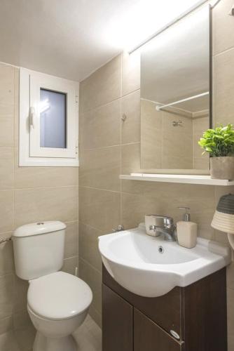 Spacious Sunny Apartment - image 13