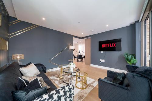 Modern- Battersea Power Station 2-Bed Apartment with Balcony, Londyn