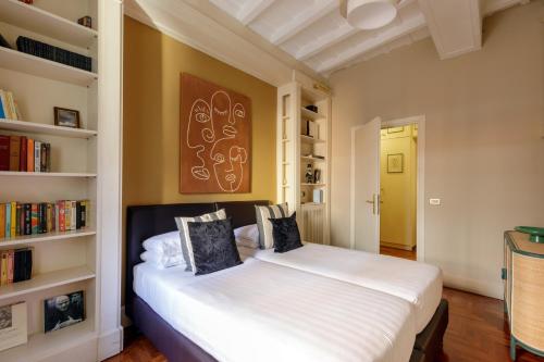 Condotti Spanish Steps Ambassador Apartment, Rome (photo 6)
