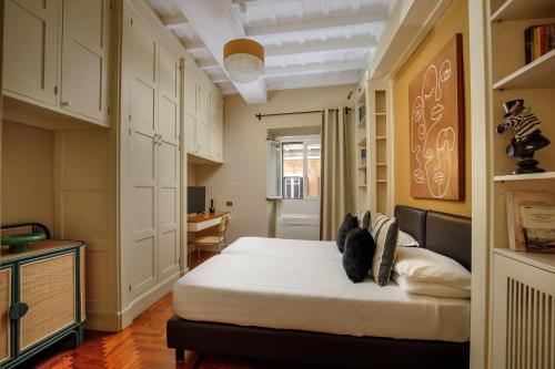 Condotti Spanish Steps Ambassador Apartment, Rome (photo 5)