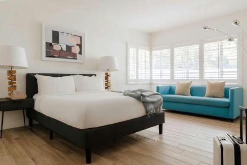 Queen Room with Sofa Bed - Mobility and Hearing Accessible with Roll-in Shower