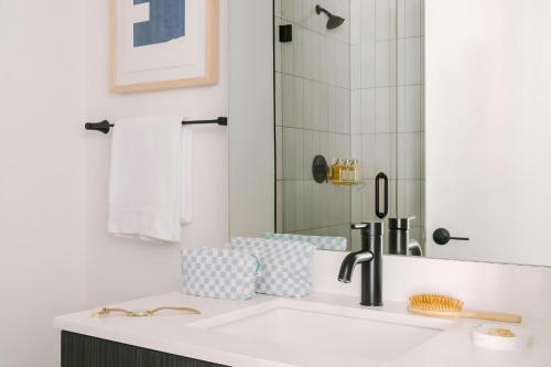 Sonder by Marriott Bonvoy The Opal Apartments River North - 화장실
