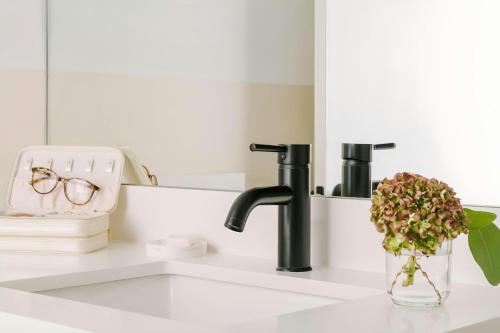 Sonder by Marriott Bonvoy The Opal Apartments River North - 화장실