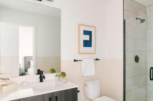 Sonder by Marriott Bonvoy The Opal Apartments River North - 화장실