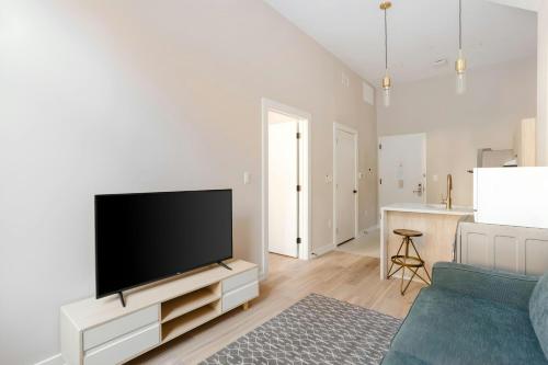 One-Bedroom Apartment with Queen and Sofa Bed - Mobility Accessible with Transfer Shower