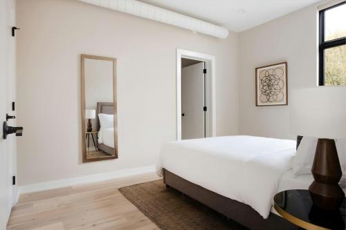 One-Bedroom Apartment with Queen and Sofa Bed