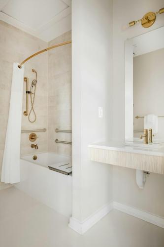 Sonder by Marriott Bonvoy The Edison Apartments Old City - 화장실