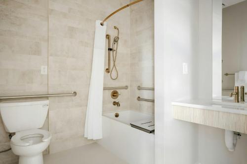 Sonder by Marriott Bonvoy The Edison Apartments Old City - 화장실