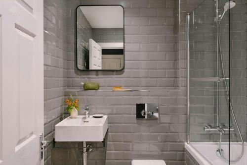 Sonder — Royal Garden Apartments - image 11