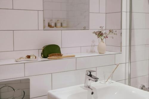 Sonder — Royal Garden Apartments - image 3