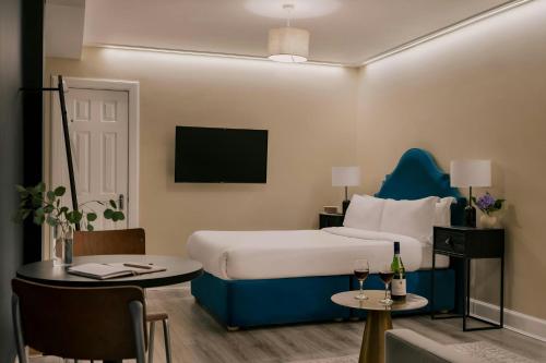 Sonder — Royal Garden Apartments - image 6