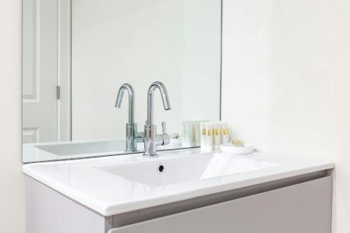 Sonder Greektown Apartments - 화장실