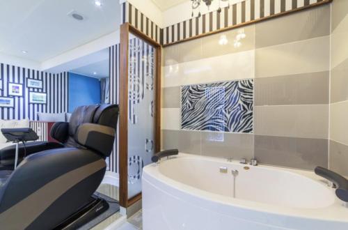 room detail thumbnail 2