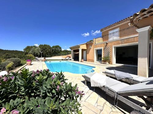 Villa Caprice pour 8 personnes avec piscine privée et splendide vue mer, à La Londe-Les-Maures gîte à louer Saint-Clair