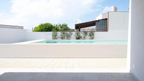 Villa with swimming pool a few meters from the sea