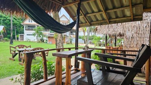 Eden Lanta Bungalow near Mays kitchen