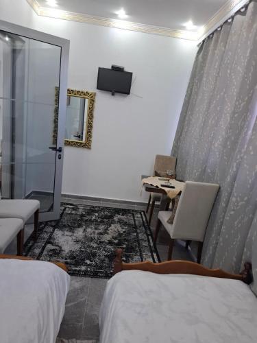 Versace, Polisi i Vogël (foto 4)