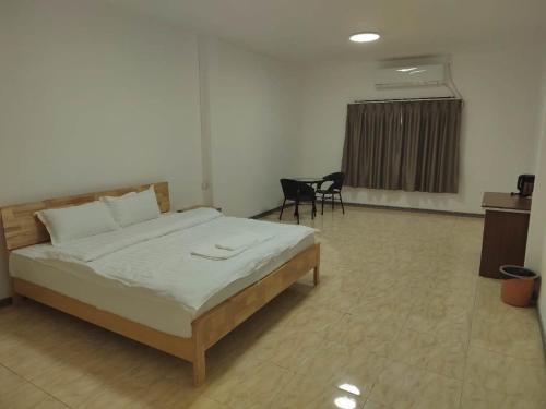 One-Bedroom Apartment image 5