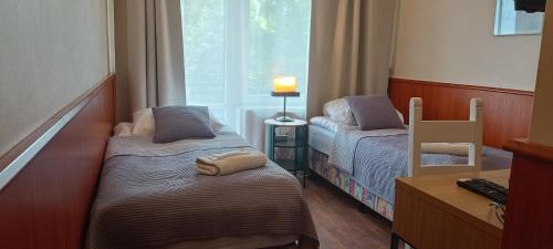 Twin Room image 7