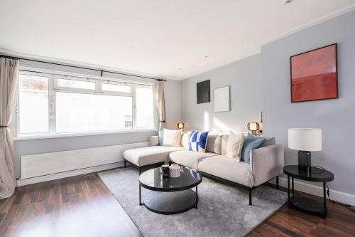 Excellent 3 bed House Hyde Park - image 3