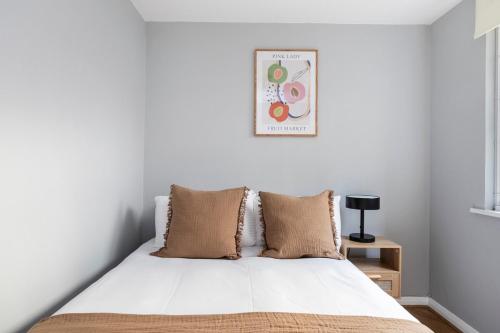 Excellent 3 bed House Hyde Park - image 6